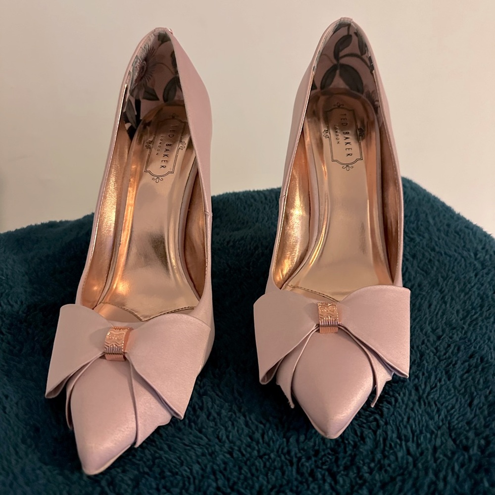 Ted Baker Baby Pink Asellys Satin Bow Pumps Size 10
